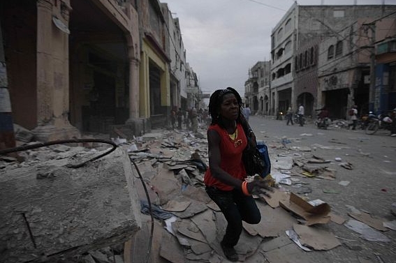 Rozbořené ulice hlavního města Haiti.
